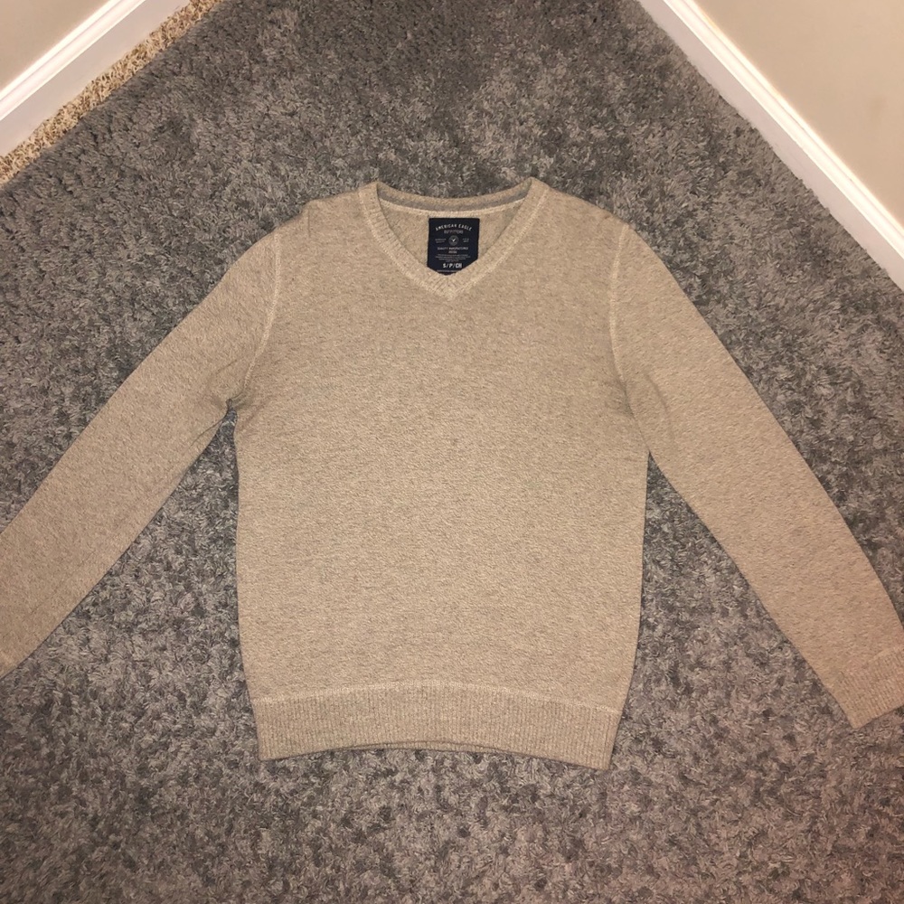 American Eagle Tan v-neck sweater Men’s Small